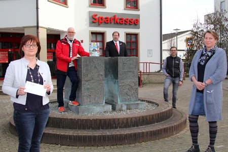 Karin van Bonn (v.l.n.r.) freut sich über 1.026,50 Euro für den Alpener Kinderschutzbund. Hans-Josef Angenendt spendete alle Erlöse aus dem Verkauf seines Menzelener Fotokalenders. Volker Oppers gab im Namen der Sparkasse am Niederrhein 250 Euro dazu. Thomas Luft unterstützte mit seinem Edeka-Supermarkt den Kalenderverkauf und ist Partner des Kinderschutzbundes bei dessen Taschen-Aktion. Tatjana Keymer verschickt Jahr für Jahr den Kalender als Weihnachtsgeschenk nach Neuseeland.