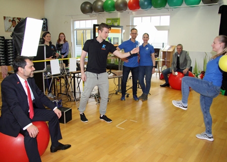 Zu Gast bei den Dreharbeiten für die Kensho-Box für Kinder: Bürgermeister Ralf Köpke (2.v.r) und Giovanni Malaponti (ganz links). Dirk Schauenberg und seine Frau Magdalena (Mitte) hatten mit ihrem Team die Idee zu dieser Fitness-Initiative. Sportwissenschaftler Kevin Grafen und Karate-Trainerin Olivia Kittel drehen gerade eine Übung für Koordination und Gleichgewicht. Hinten links: Physiotherapeutin Monika Everaert und Praktikantin Lovis Höschen.