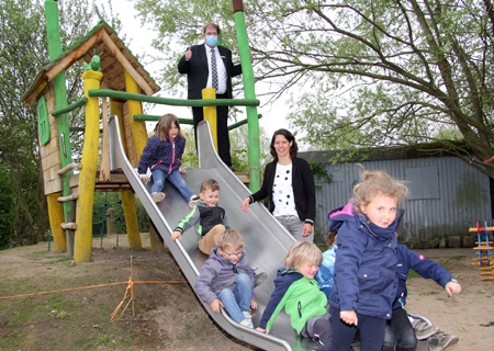 Die neue Rutsche ist toll, weil darauf gleich drei Knirpse nebeneinander rutschen können. „Auch das Kletter-Häuschen lieben die Kinder sehr“, sagt Nicole van Rythoven. Die Leiterin der Kita St. Josef in Menzelen-Ost hatte Volker Oppers von der Sparkassen-Geschäftsstelle Alpen eingeladen, weil eine 1.000-Euro-Spende der Sparkasse am Niederrhein die Finanzierung des gut 20.000 Euro teuren Spielgerätes unterstützte.