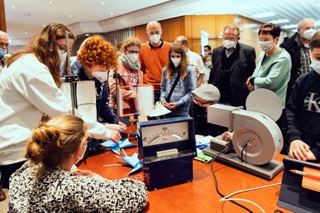 Klimabewegte Schülerinnen und Schüler des Adolfinums und der Herrmann-Runge-Gesamtschule präsentierten den Besuchern der 34. Universitätswochen in der Kundenhallte der Sparkassen-Hauptstelle, was sie in Sachen Umweltschutz und Energiewende in den vergangenen Jahren gelernt und selbst entwickelt haben. Das Bild zeigt den Infostand der Klimahelden-AG, die von Michael Neunzig (Mitte) betreut wird.