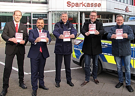 Stellten die neue Auflage der Broschüre „Klüger gegen Betrüger“ vor (v.l.n.r.): Mario Wellmanns, Leiter der Internet-Filiale der Sparkasse am Niederrhein, Vorstandsvorsitzender Giovanni Malaponti, der leitende Polizeidirektor Rüdiger Kunst, Landrat Ingo Brohl und Polizeihauptkommissar Markus Köper, der bei der Kreispolizeibehörde Wesel für die Prävention verantwortlich ist.