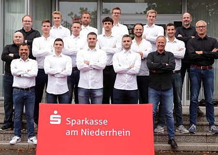 Mit neuem Selbstbewusstsein - das MSC Team für Saison 21/22 (v.l.n.r.): oben: Trainer Hendrik Rieskamp, Jannik Brentel, Marcin Kapusniak, Marvin Prolingheuer, Tim Ihde, Co-Trainer Roland Engels Mitte: Co-Trainer Sven Simon, Maximilian Kersting, Felix Orthmann, Jan Breburda, Lukas Schattenberg, Chris Carter, Co-Trainer Markus Pukownik unten: Vorstands-Vorsitzender Giovanni Malaponti, Mateusz Maciyewicz, Luca Wagner, André Illmer, Co-Trainer Martin Schattenberg 