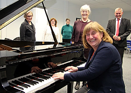 Gut gestimmt beim Besuch von Sparkassenvorstand Bernd Zibell in der Musikschule an der Diesterwegstraße (nach links): Gabriele Hegemann, Barbara Wolter, Heike Sonnefeld, Bettina Kühnemund und Rita Pechmann.  