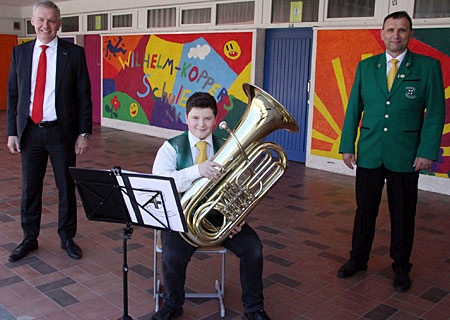 Max Kolodzy hatte für den Besuch von Sparkassenvorstand Bernd Zibell (links) eigens die Ode an die Freude einstudiert. Ganz rechts: Dirk Theis, der zweite Vorsitzende des Musikvereins Menzelen. 