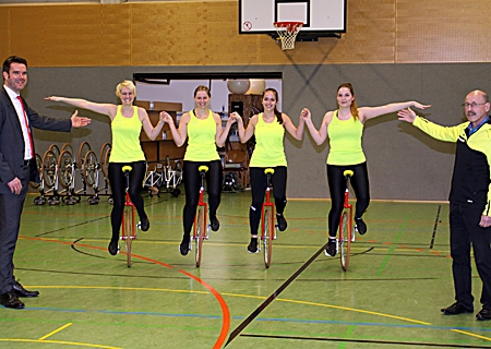 Stefan Ertelt (l.) von der Sparkasse am Niederrhein besuchte auf Einladung von Ralf van Zütphen (r.) das Training der Turnierfahrerinnen des GRMSV Moers. Anika und Alina van Zütphen, Franziska Milbrandt und Lina Beckers (v.l.n.r.) 