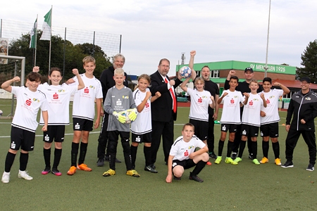 Jörg Rösken, Volker Oppers, Marcus Kolodzy, Jens Meier und Christian Keller (v.l.n.r.) freuen sich mit den D-Junioren der JSG Veen-Menzelen-Alpen über die neuen Trikots und den Einzug ins Halbfinale des Kreispokals.