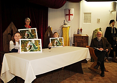 Preisverleihung im Siegfriedmuseum. Julia und Christian erhielten von Monika Pogacic (Sparkasse) und dem Künstler Jürgen ‚Moses‘ Pankarz je ein signiertes Buch und ein Bild aus der Ausstellung „Jung-Siegfried“. 