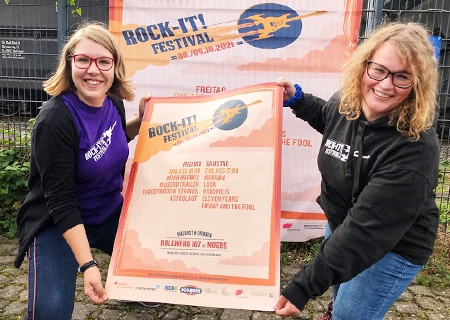 Clara Grallath (l.) und Christina Bergs freuen sich auf die 13. Auflage des Rock-it-Festivals, bei dem im Bollwerk 107 am Freitag, 8. Oktober, und am Samstag, 9. Oktober, insgesamt neun Bands und Solomusiker auftreten. Der Eintritt ist frei. Es dürfen maximal 450 Zuschauer mit einem 3-G-Nachweis aufs Festivalgelände und in die Halle.