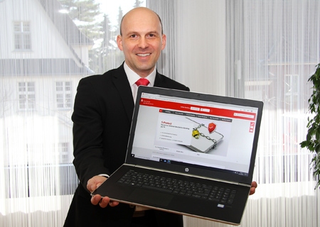 Patrick Becker, der für das Online-Banking verantwortliche Gruppenleiter bei der Sparkasse am Niederrhein, stellt den speziell fürs Online-Banking entwickelten Browser S-Protect vor: „Damit haben selbst die fiesesten Trojaner, Viren und Phishing-Attacken keine Chance.“