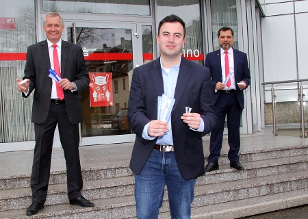 Freuen sich auf die Eröffnung des neuen Schnelltest-Zentrums im Casino der Sparkasse am Ostring (v.l.n.r.): Bernd Zibell, Dr. Simon Krivec und Giovanni Malaponti. Der Eingang ist vom Kundenparkplatz aus erreichbar. 