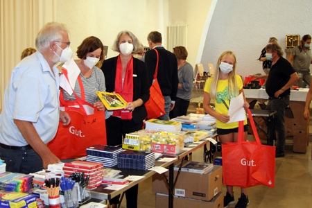 In der Kapelle des ehemaligen Konvikts packen die Helferinnen und Helfer der Schulmaterialkammer die nach Schuljahren beschrifteten Taschen für bedürftige Kinder. V.l.n.r.: Georg Welps und Karin Ricking von der Rheinberger Kolpingsfamilie und Andrea Kabs-Schlusen von der Sparkasse am Niederrhein.