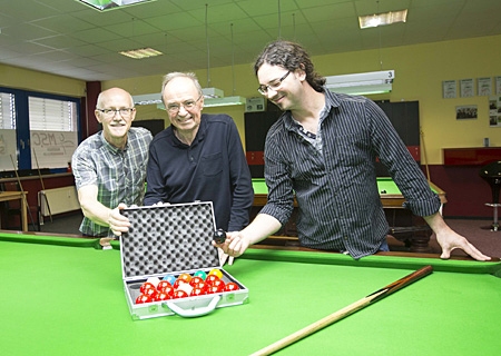 Freuen sich über einen Satz neuer Snooker-Bälle (v.l.n.r.): Harald Dirx (2. Vorsitzender), Berthold Müller (Kassierer) und Karl Martin Wagner, der erste Vorsitzende des Moerser Snookerclubs.