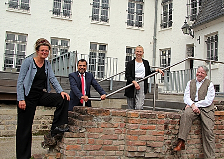 Stellten im Schlosshof das Programm der Sommerkonzerte 2021 vor (v.l.n.r.): Diana Finkele, Giovanni Malaponti, Tanja Burger (Grafschafter Museum) und Konrad Göke. 50 Karten werden als Dankeschön unter Pflegekräften von Krankenhäusern und der Seniorenpflege verlost werden.