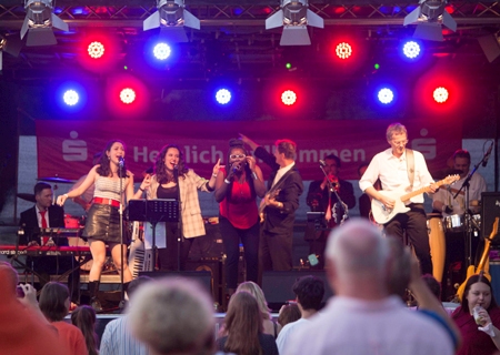1000 Besucher feierten beim 11. Sparkassen Summer Soul im Freizeitpark Moers-Kapellen. Den musikalischen Hauptgang servierte die elfköpfige Soulfood Company.