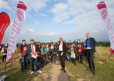 Eröffnung des Sparkassen-Trails auf der Halde Norddeutschland (v.l.n.r.): Karsten Schürmann, Leiter der Abteilung Fitness und Trendsport bei der SG Neukirchen, Giovanni Malaponti (Sparkasse), Nina Frense (RVR), Bürgermeister Ralf Köpke und das „Kids Team“.