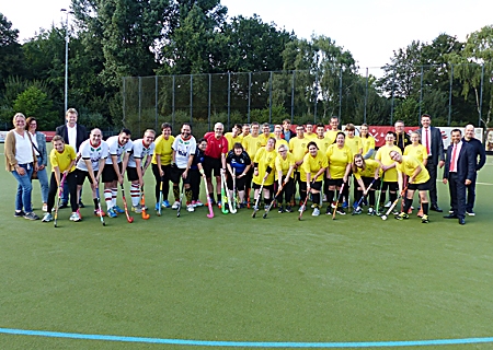 Vorstellung der neuen Specialhockey-Mannschaft beim MTV. Mit dabei Trainer Claus Heinze vom Deutschen Hockeybund, vier Nationalspieler (weiße Trikots), Sportdezernent Claus Arndt (ganz rechts) Giovanni Malaponti vom Sponsor Sparkasse am Niederrhein (links daneben), Andreas Bögner (6.v.r) und Fachbereichsleiter Olaf Finke.