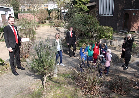 Mit den Kindern des katholischen Kindergartens St. Konrad in Scherpenberg freuen sich (v.l.n.r.) Christian Faber, Ute Thöming, Björn Bremeyer und Heike Schöck auf die neue Netztunnelbrücke.