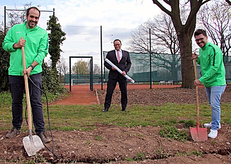 Stephan Karl (links) und Adrian Fertykowski (rechts) hatten Sparkassenvorstand Frank-Rainer Laake auf die Vereinsanlage Am Gildenkamp in Orsoy eingeladen und zeigten ihm, wie weit die Ehrenamtlichen schon mit dem Projekt Flutlichtanlage gekommen sind.