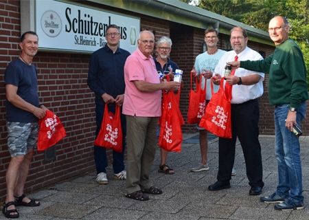 Bei der Tütenpackaktion waren folgende Mitglieder dabei: Kassierer Georg Wilke, Dietmar Heilen, Willi Költgen, Frank Brands, Brudermeister Andreas Költgen, Sparkassenmitarbeiter Volker Oppers und Wolfhard Höpfner.