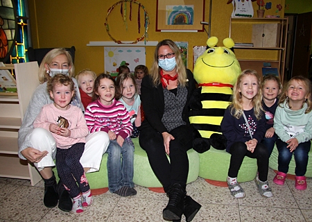 Kathrin Hüsch (Mitte) brachte die große Kuschelbiene Mia in die Kita St. Ulrich. Leiterin Gabriele Gockeln und die Kinder freuen sich über den Neuankömmling.