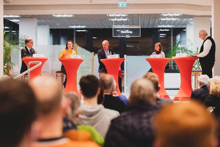 Diskutierten in der Kundenhalle der Sparkasse am Niederrhein über den Klimawandel und was man dagegen tun kann (v.l.n.r.): Professor Dieter Bathen vom Institut für Energie und Umwelttechnik, die Soziologin Dr. Christiane Lübke, Dr. Kai Gerhard Steinbrich von der Enni, die Klimaaktivistin Theresia Crone von Fridays for Future und Moderator Jörg Zimmer.