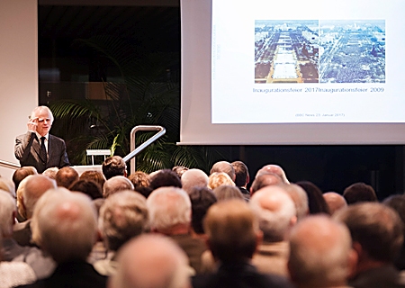 Für den Vortrag und die Podiumsdiskussion der 34. Universitätswochen stehen Corona bedingt diesmal je 160 Plätze zur Verfügung. Das Foto zeigt den Germanisten Professor Ulrich Schmitz bei einem Vortrag der Universitätswochen vor der Corona-Pandemie.