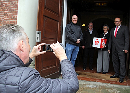 Videodreh zur Verlosung der dreimal 250 Euro Extra-Spenden der Sparkasse im Portal der Klosterkirche Mörmter (v.l.n.r.): Moritz Bucher und Markus Baumann von der Fazenda, Birte Frie, die Leiterin der Sparkassen-Geschäftsstelle in Xanten, und Vorstand Frank-Rainer Laake. 