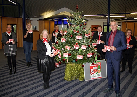 Für die BU: Der Neukirchen-Vluyner Bürgermeister Ralf Köpke kam zum Auftakt der 15. Weihnachtswunschbaumaktion des Vereins Klartext für Kinder zum Bendschenweg. Dort blickte er mit Geschäftsstellenleiterin Sara Deckers (vorne, links) und ihrem Team auf die Wünsche der Kinder. 