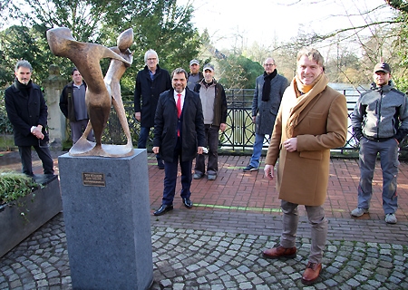 Enthüllten gemeinsam die Skulptur „Wirbelwind“, deren Bronze und Lötstellen komplett generalüberholt wurden und die einen neuen Granitsockel erhielt (v.l.n.r.): Thorsten Kamp, Dirk Richter (Team Walther), Achim Reps, Giovanni Malaponti, Sven Paletta (Team Walther), Edgar Walther, Stefan Oppermann (stellv. Fachbereichsleiter Stadt- und Umweltplanung), Bürgermeister Christoph Fleischhauer und Walther-Azubi Dominik Müller. 