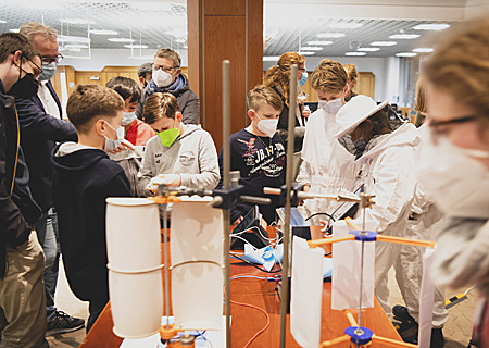 Anlässlich der 35. Universitätswochen in der Sparkasse am Ostring informieren Schülerinnen und Schüler des Gymnasiums Adolfinum und der Hermann-Runge-Gesamtschule erneut zu ihren Klimaschutzprojekten, hier ein Foto aus dem vergangenen Jahr. 