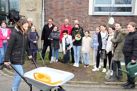 Schülerinnen und Schüler mit Imker Dr. Wolfgang Fischöder (v.l.n.r.), Sparkassenvorstand Frank-Rainer Laake sowie den Lehrern Ulrich Mader und Daniel Scharlau, die die Umwelt-AG am Amplonius-Gymnasium leiten. Mit der 4.000-Euro-Spende der Sparkasse am Niederrhein wurden bislang Obstbäume und Gartenwerkzeuge gekauft, eine Umzäunung und eine Hütte für die schuleigene Streuobstwiese sollen folgen.