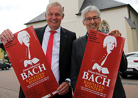 Laden herzlich zum Bachkonzert in die Dorfkirche in Neukirchen ein: Sparkassenvorstand Bernd Zibell (links) und Chorleiter Hans-Hermann Buyken.