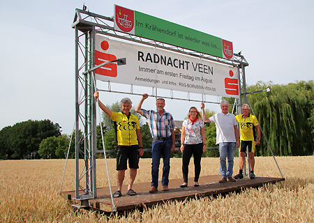 Bubi Gesthuysen, Aloys van Husen, Kathrin Hüsch, Werner Keisers und Heinrich Henrichs auf dem neuen Bannerwagen, der bis zu zwei Veranstaltungen im Krähendorf Veen bewerben kann. Das fahrbare Werbegerüst steht an der Kreuzung Sonsbecker- und Dickstraße in Veen auf dem Acker der Familie Dames.