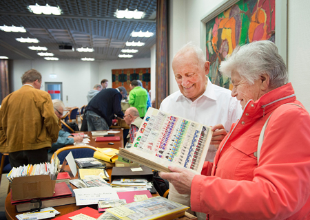 Die Sammlergilde Repelen organisiert den Briefmarken-Tauschtag am Sonntag, 28. August, ab 9 Uhr im Casino der Sparkassen-Hauptstelle am Ostring 6 in Moers. Dort können sich Briefmarkenfreunde informieren, Postwertzeichen und Postkarten tauschen oder das ein oder andere Stück erwerben.