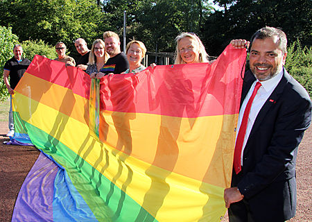 Stellten das  Programm des ersten CSD in Neukirchen-Vluyn vor (von vorne nach hinten): Giovanni Malaponti, Marion Fritsch, Karin Fetzer, Christian Pelikan, Kathrin Reimann, Fiona Fabulous, Rüdiger Eichholz und Guido Lohmann.