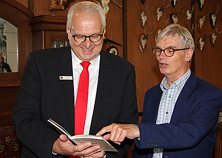 Der Sprachforscher Dr. Georg Cornelissen (rechts), hier mit Sparkassen-Pressesprecher Jörg Zimmer, stellte jetzt sein neues, sehr humorvolles und kurzweiliges Buch ‚Der Niederrhein und sein Platt‘ vor. 