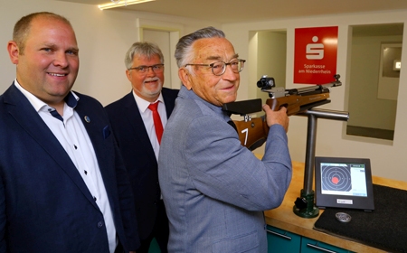 Der Ehrenvorsitzende Otto Baumann (r.) durfte die neue, digitale Schießanlage der St. Evermarus Schützenbruderschaft Borth offiziell einweihen. Der 1. Vorsitzender der Schießabteilung Michael Susen (l.) begrüßte Heinz Geßmann von der Sparkasse am Niederrhein, die die Modernisierung der fünf Schießbahnen mit einer 5.000-Euro-Spende unterstützte.