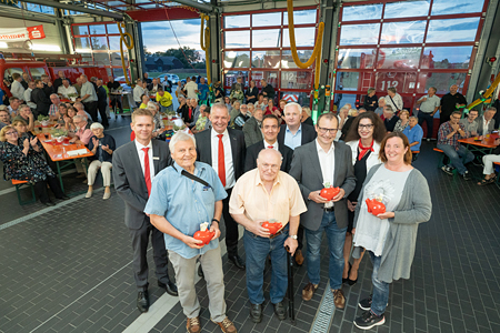 Beim Sparkassen-Ehrenamtsforum im Feuerwehrgerätehaus Neukirchen wurden unter den anwesenden Vereinsvertretern vier Extra-Spenden à 250 Euro verlost. Über ihren Gewinn freuten sich Gerhard Merkinger (Siedlergemeinschaft der KAB), Wilfried Drnec (Behinderten-Sportgemeinschaft), Heinrich Tersteegen (Sportgemeinschaft) und Claudia Wilps (Knappenverein Glück-Auf Niederberg). Es gratulierten herzlich (hinten, v.l.n.r.) Björn Bremeyer, Bernd Zibell, Tim Rütters, Markus Nacke und Kerstin Merker.