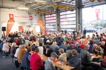 Letztmalig fand das Ehrenamtsforum der Sparkasse am Niederrhein 2019 statt. Damals kamen rund 200 Gäste ins Alpener Feuerwehr-Gerätehaus. Diesmal sind die Ehrenamtlichen ins Festzelt der St.-Heinrich-Schützenbruderschaft Bönning Rill eingeladen.
