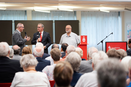 Nach mehr als drei Jahren lädt die Sparkasse am Niederrhein wieder zu einem Ehrenamtsforum ein. Es findet am 8. September um 19 Uhr im Feuerwehrgerätehaus an der Lindenstraße 46 statt. Das Bild stammt aus dem Jahr 2019 und zeigt Berko Hanaeus, Bernd Zibell und Thomas Maurer beim Vereinstalk.