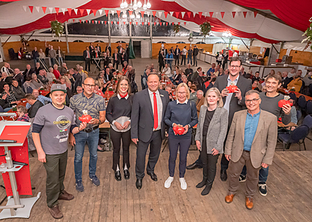 Rund 180 Gäste erlebten beim Ehrenamtsforum der Sparkasse am Niederrhein im Borther Festzelt informative und unterhaltsame Gespräche mit engagierten Vereinsvertretern sowie die Ziehung von viermal 250-Euro-Extraspenden. 