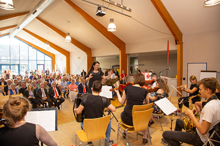 Letztmalig fand das Ehrenamtsforum der Sparkasse 2019 statt. Damals kamen rund 180 Gäste in die Aula des Amplonius-Gymnasiums. Diesmal sind die Ehrenamtlichen ins Festzelt des Männergesangsvereins Borth eingeladen. Das Zelt steht gegenüber vom Gerätehaus der Löschgruppe Borth an der Wallacher Straße 6.