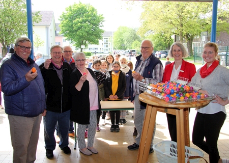 Nach zwei Jahren Pause veranstaltete der Rhinberkse Sprookverein Ohmen Hendrek wieder ein Eierpecken für rund 100 Kinder auf dem Schulhof der St.-Peter-Grundschule. Hubert von Thenen (v.l.n.r.), Winfried Nickenig, Wolfgang Meschnig, Käthi Spolders und Rolf Kuhlmann zeigten den Kindern wie’s geht und sorgten für den reibungslosen Ablauf beim traditionellen Eier-Titsch-Wettbewerb. Andrea Kabs-Schlusen und Vanessa Piasny von der Sparkasse hatten ganz viele Trostpreise und vier Hauptpreise mitgebracht.