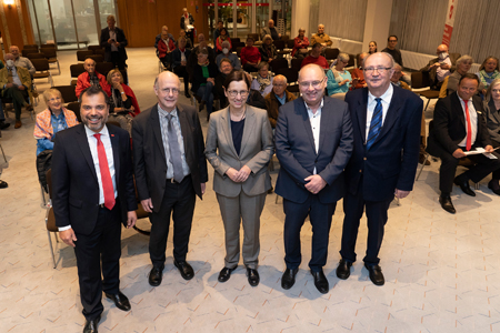 Zur Eröffnungsveranstaltung der 35. Universitätswochen waren rund 60 Zuhörer in die Hauptstelle der Sparkasse am Niederrhein gekommen. Sparkassenchef Giovanni Malaponti (v.l.n.r.) begrüßte Professor Bernd Noche, Professorin Barbara Albert, Professor Dieter Schramm und Dr. Klaus-G. Fischer.