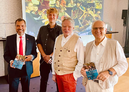 Filmpremiere in der Sparkasse am Ostring (v.l.n.r.): Giovanni Malaponti, Vorstandsvorsitzender der Sparkasse am Niederrhein, Filmproduzent Felix Hecker, Konrad Göke, der künstlerische Leiter von „Moers klingt“, und Ulrich Hecker vom Trägerverein „Erinnern für die Zukunft“.