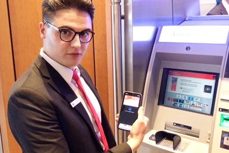 Jonas El Bersaoui zeigt in einem Video auf YouTube, Facebook und Instagram, wie einfach und komfortabel es ist, an den Geldautomaten der Sparkasse am Niederrhein kontaktlos Geld abzuheben.
