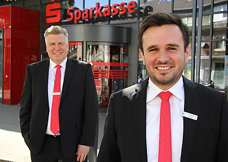 Detlev Moll (hinten) übergab die Leitung der Sparkassen-Geschäftsstelle Meerbeck an Dawid Sojka. 