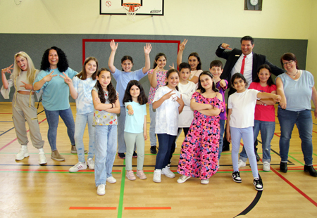 Die Kinder der Hip Hop AG an der Lindenschule in Repelen konnten endlich zeigen, was sie seit Beginn des Schuljahres bei Trainerin Amalia Bachmann (ganz links) gelernt haben. Schulleiterin Alexandra Wirth (ganz rechts) und ihre Stellvertreterin Ümmü Demirel (2.v.l.) begrüßten auch Oliver Heger, den Leiter der Sparkassen-Geschäftsstelle Repelen zur Vorführung in der Turnhalle. 