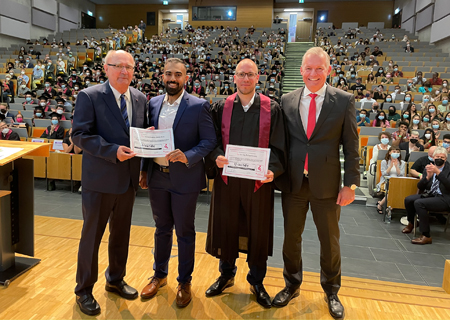 Bernd Zibell (v.r.n.l.) verlieh vor rund 600 Gästen bei der Absolventenfeier im Uni-Audimax die Innovationspreise Ingenieurwissenschaften der Sparkasse am Niederrhein an Dr. Philipp Sieberg und Mohammed-Ali Sheikh. Geschäftsführer des Fördervereins, Dr. Klaus G. Fischer, gratulierte herzlich.