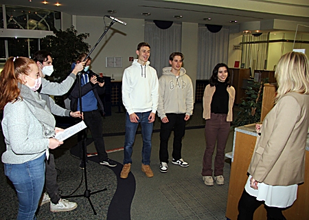 Die Filmcrew von der Europaschule drehte in der Geschäftsstelle der Sparkasse an der Bahnhofstraße (v.l.n.r.): Leonie Steinhaus, Max Grittner, Raphael Webers, Birk Schormann, Luca Lejser und Melina Willemsen mit Geschäftsstellenleiterin Vanessa Piasny.